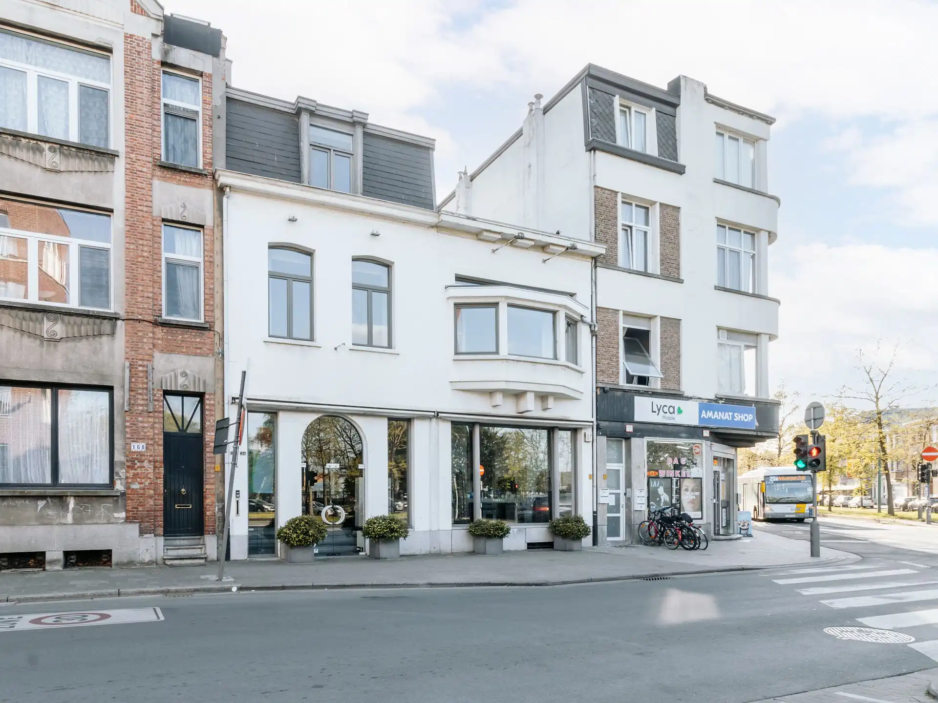 Hoofdfoto van de publicatie: Commercieel pand met woonst en uitzonderlijk veel ruimte!
