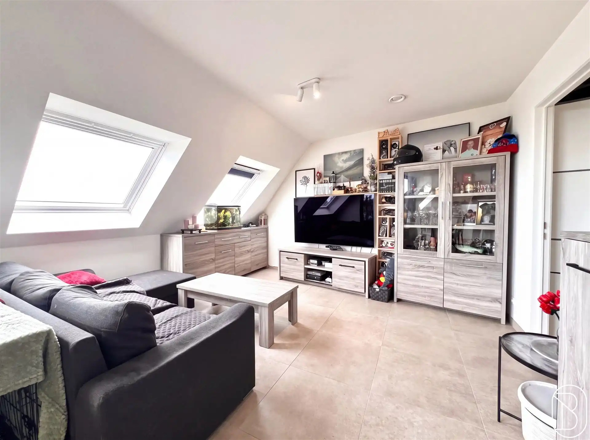 Leuk recente penthouse met terras en 2 SLK! foto 5