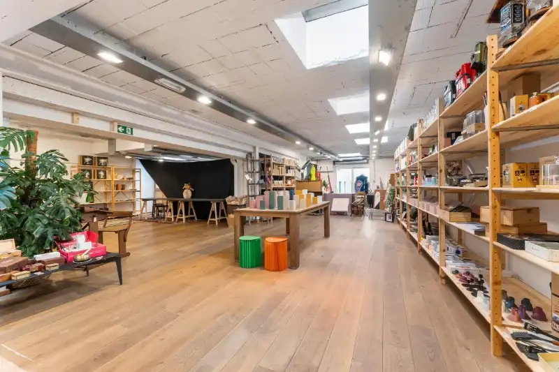 Genoveerd appartementsgebouw met drie appartementen en handelsruimte foto 3