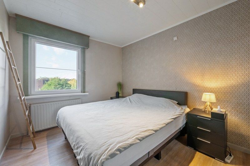 Instapklare bel-etagewoning met garage, tuin en veel potentieel foto 12