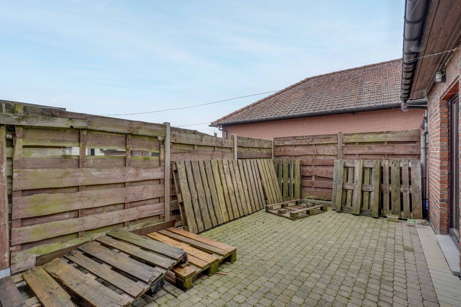 Hoekwoning met twee slaapkamers en vrijstaande garage en terras foto 12