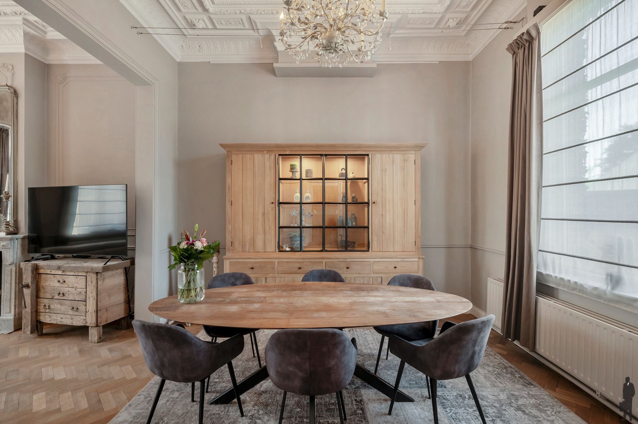 Karaktervol herenhuis met handelsruimte en 6 slaapkamers. foto 7