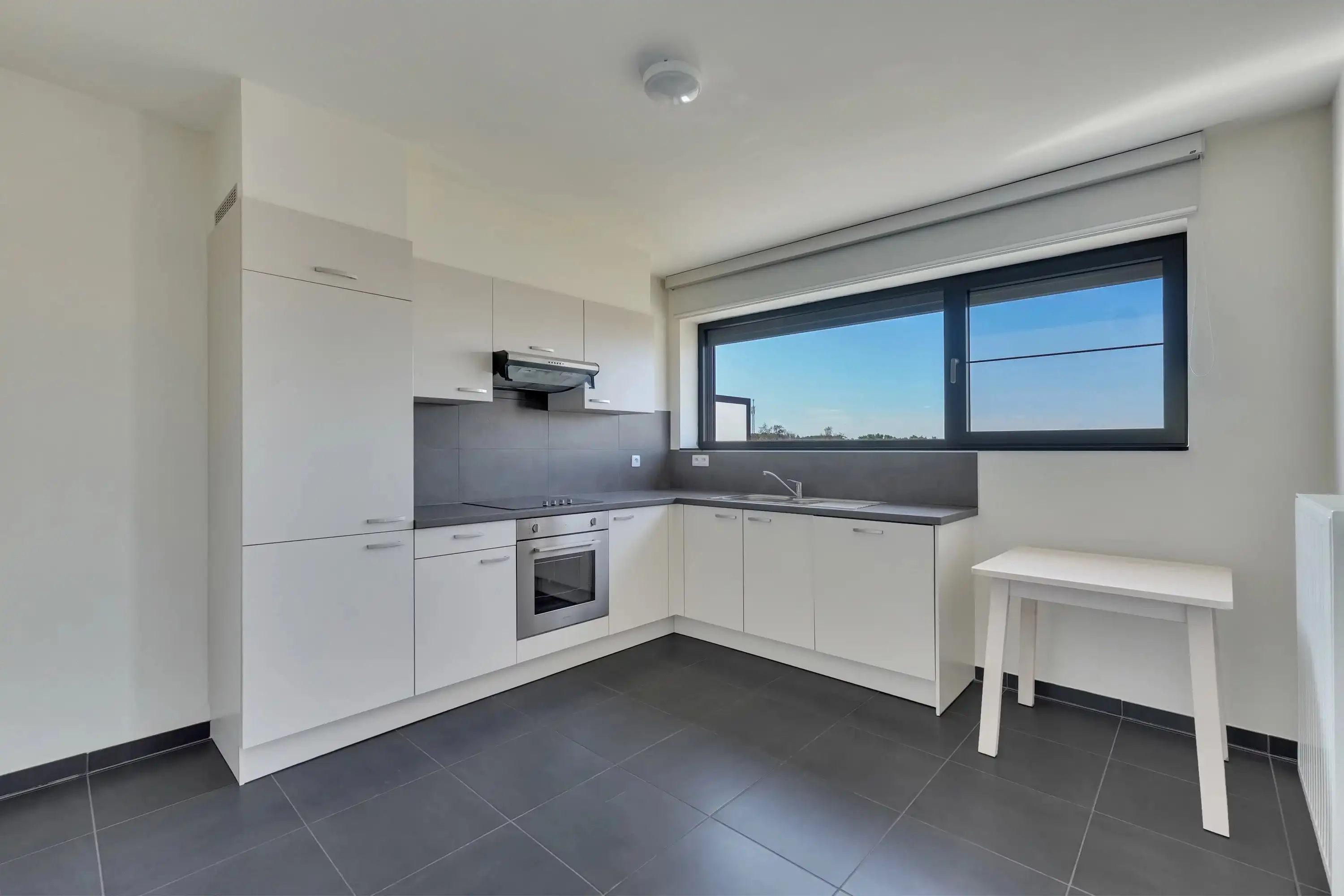 Instapklaar appartement met terras aan centrum Bilzen foto 9