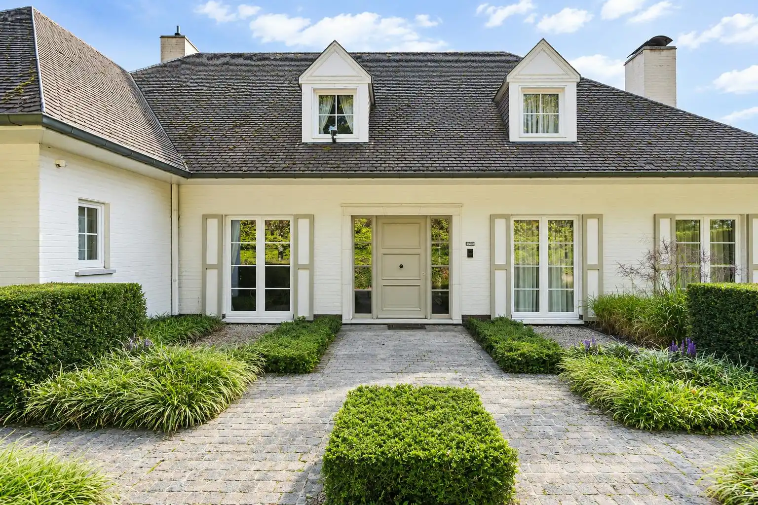 Tijdloze villa met 5 kamers en zwembad te koop in Deerlijk foto 2