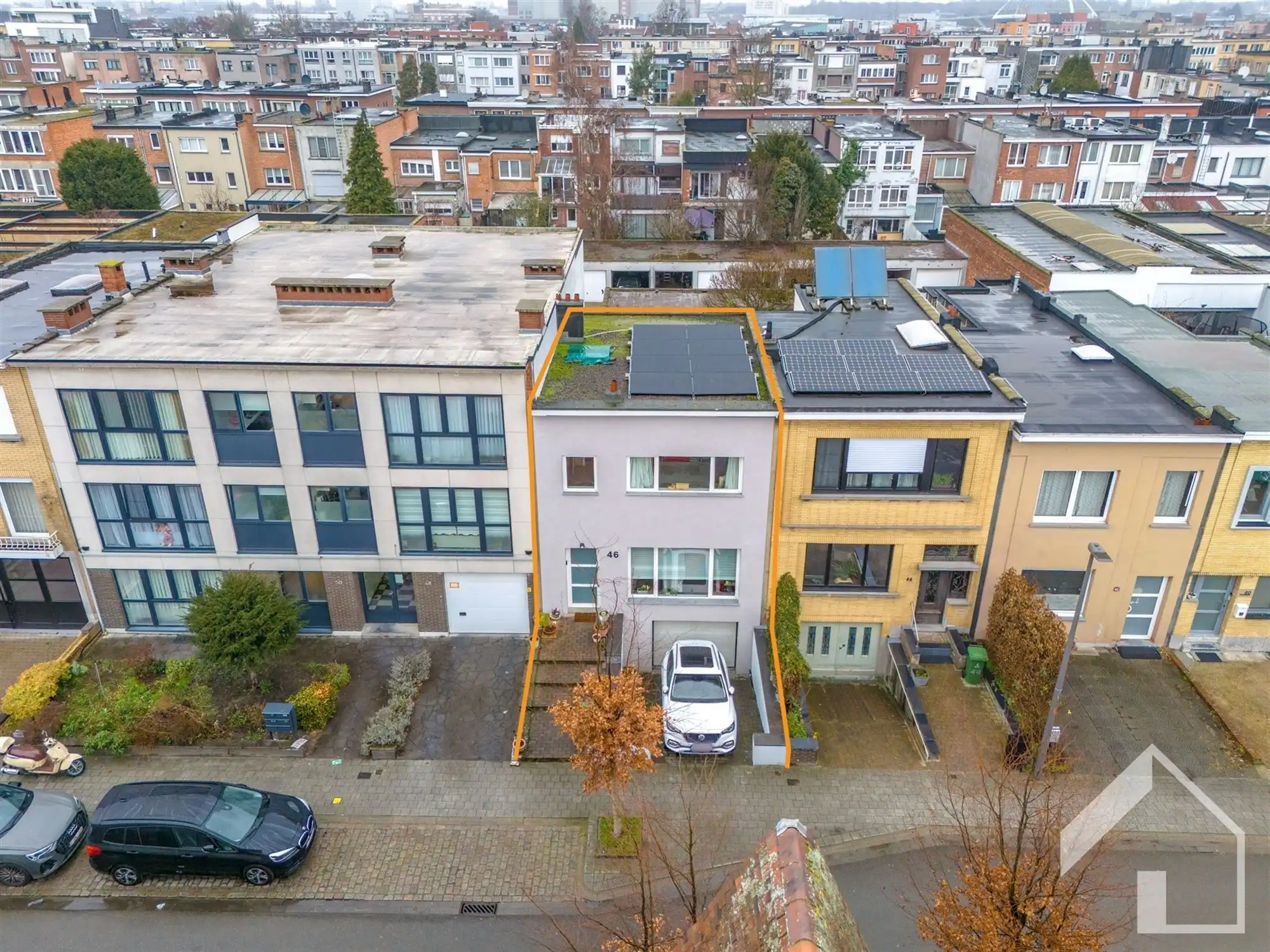 Instapklare gezinswoning met 3 slaapkamers, garage en tuin in rustige enkelrichtingsstraat te Deurne foto {{pictureIndex}}