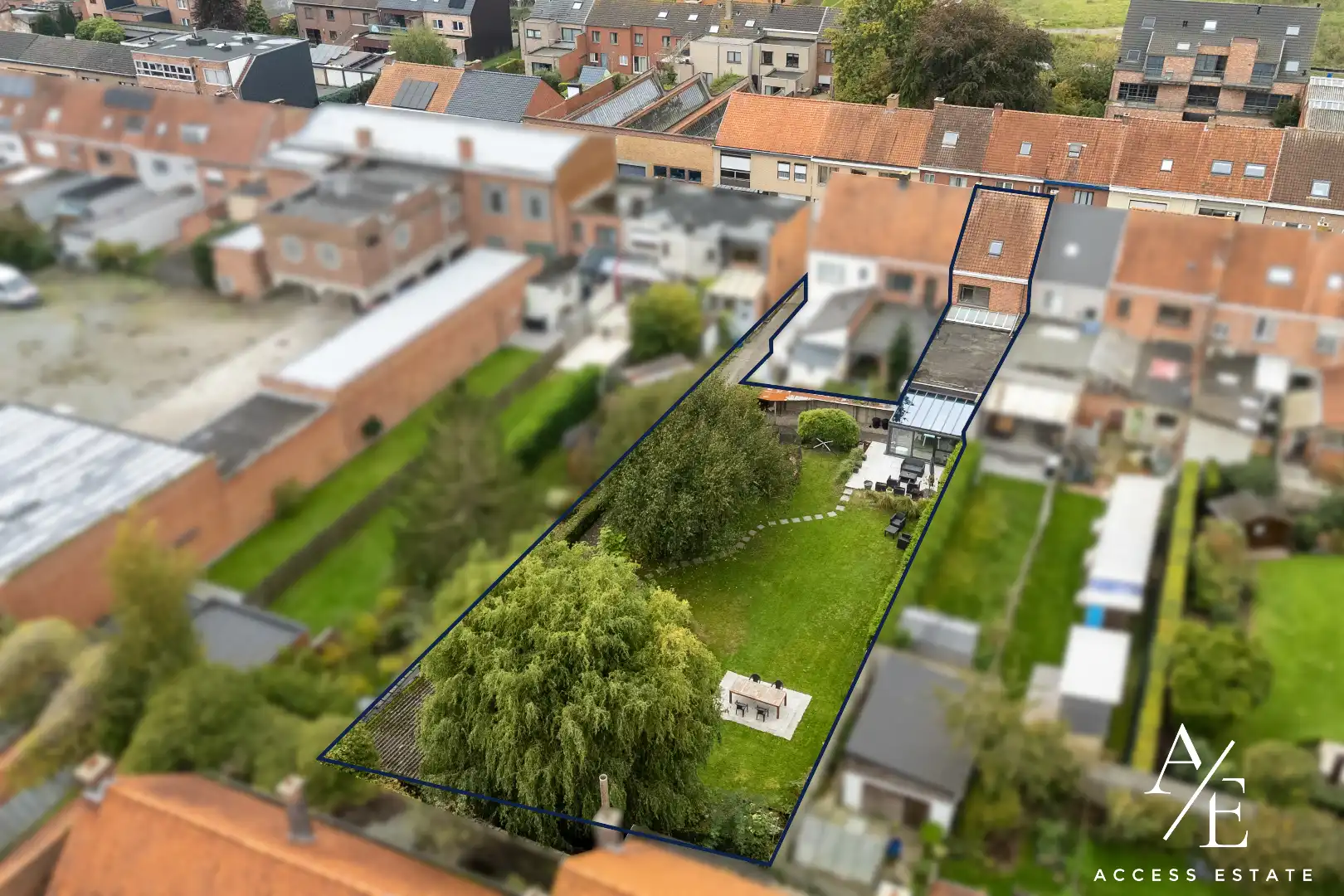 Ruime, gerenoveerde woning met prachtige stadstuin (600m²) en dubbele garage foto 3