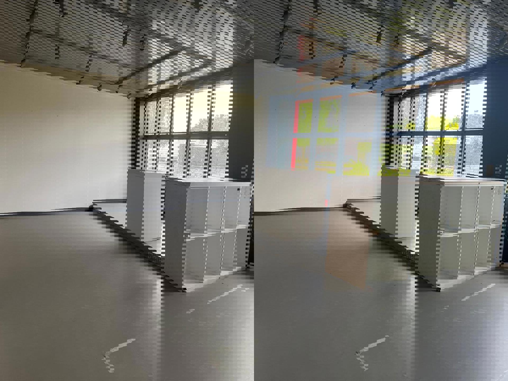 Showroom/kantoor ca. 600m² met veel lichtinval te Malle foto 2