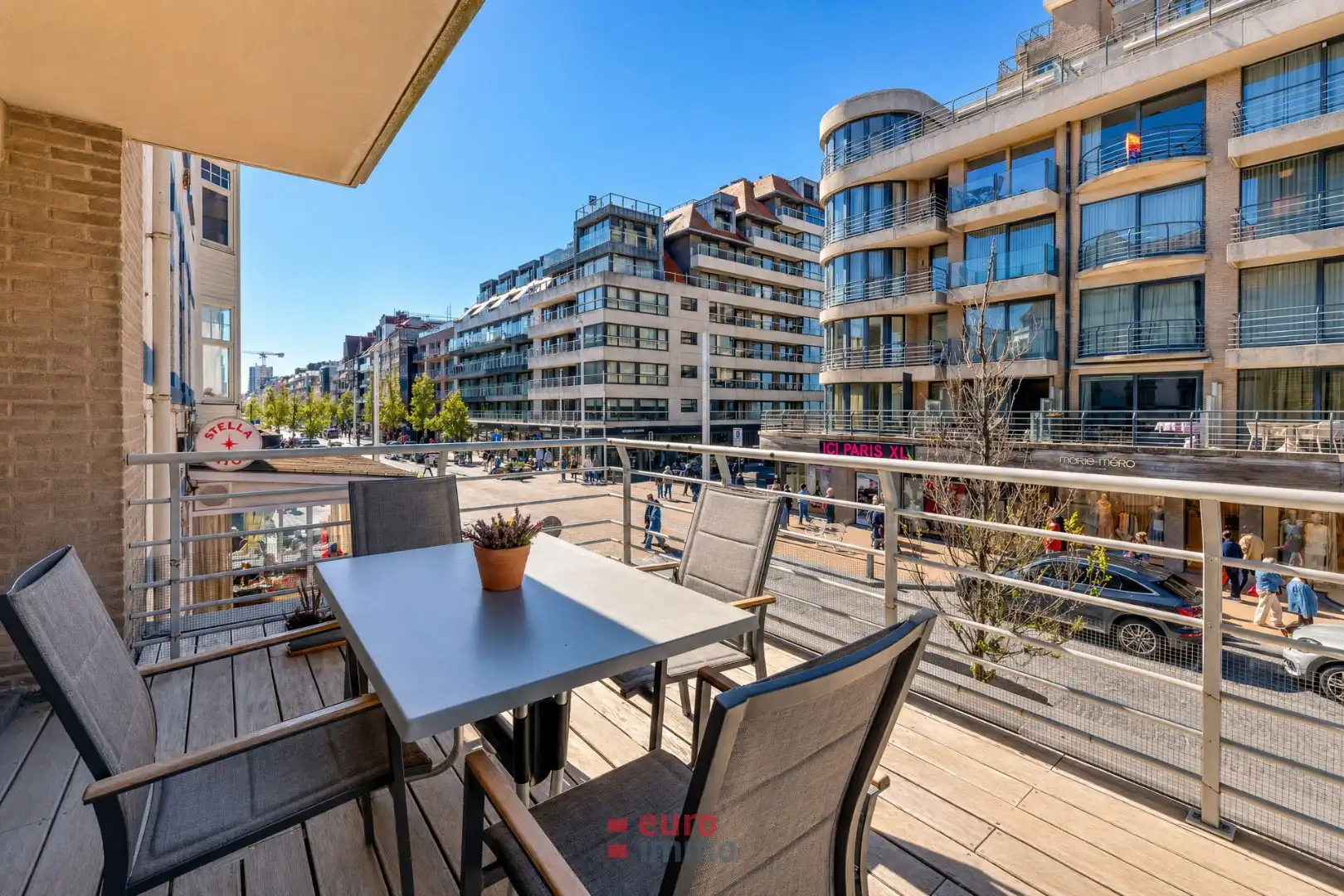 Pal in de winkel/wandelstraat gelegen appartement met 2 slaapkamers én super terras! foto 2