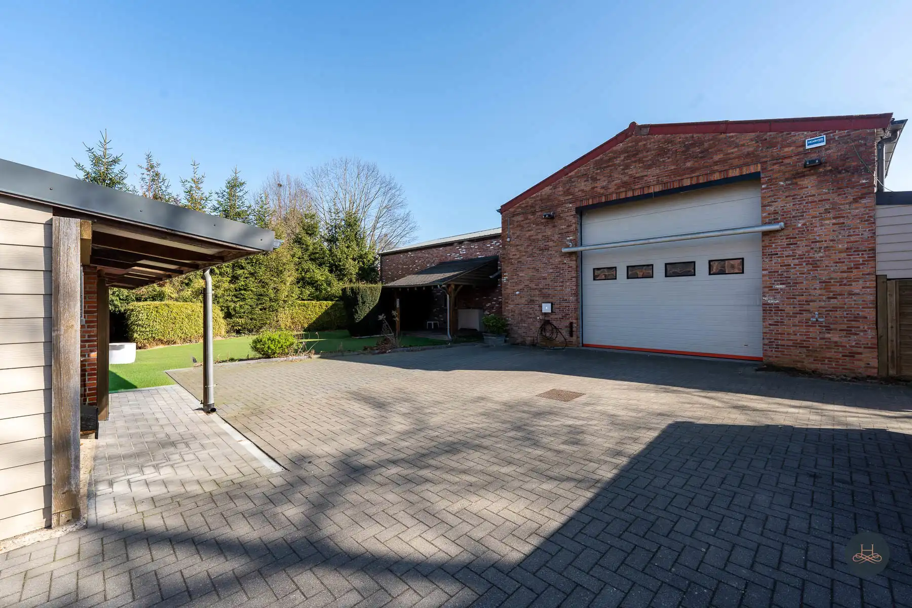 Woning met groot multifunctioneel bijgebouw in rustige straat foto 2