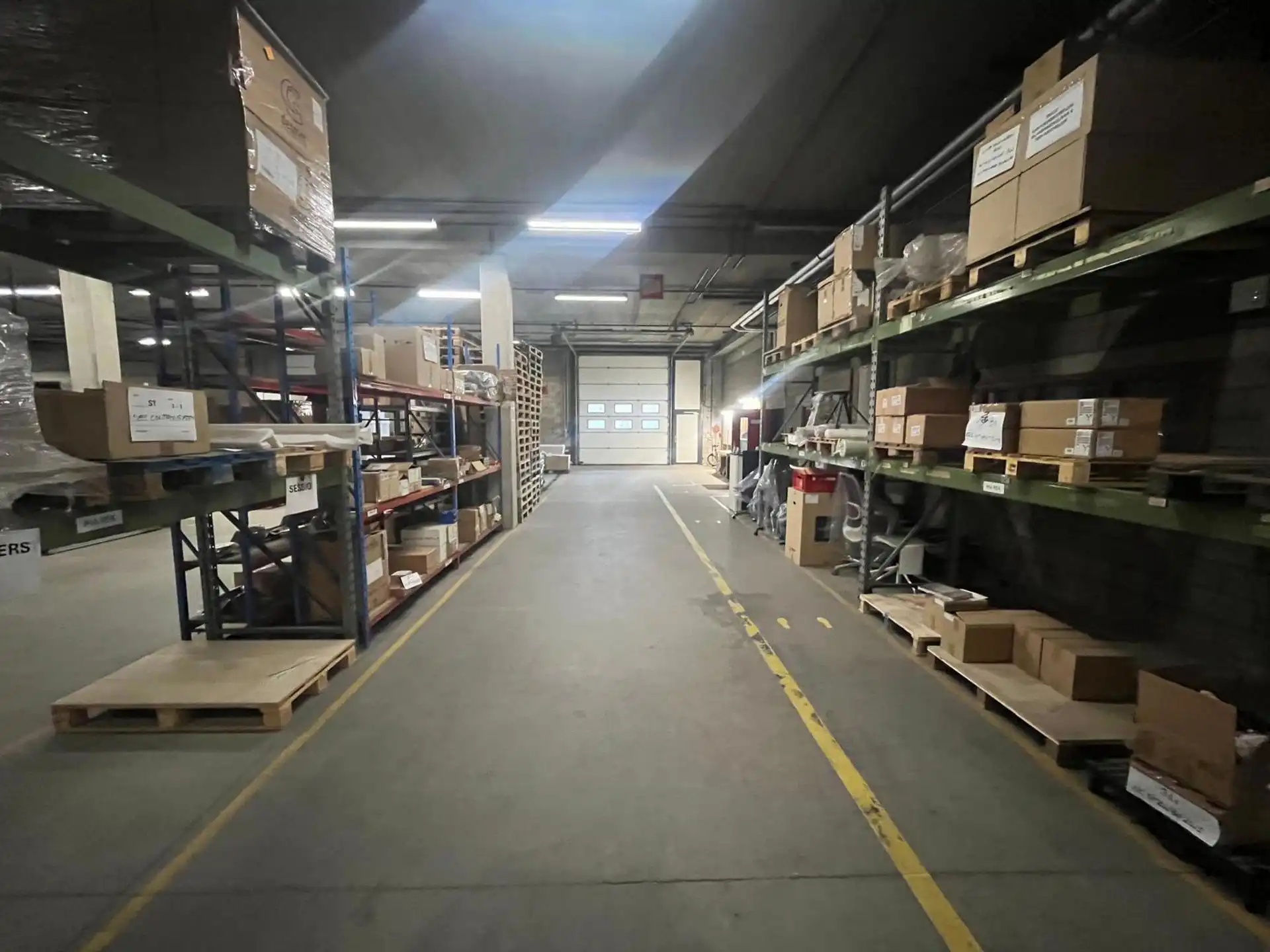 Mechelen langs de E19: magazijn 3.600m² met 2 loskades foto 3