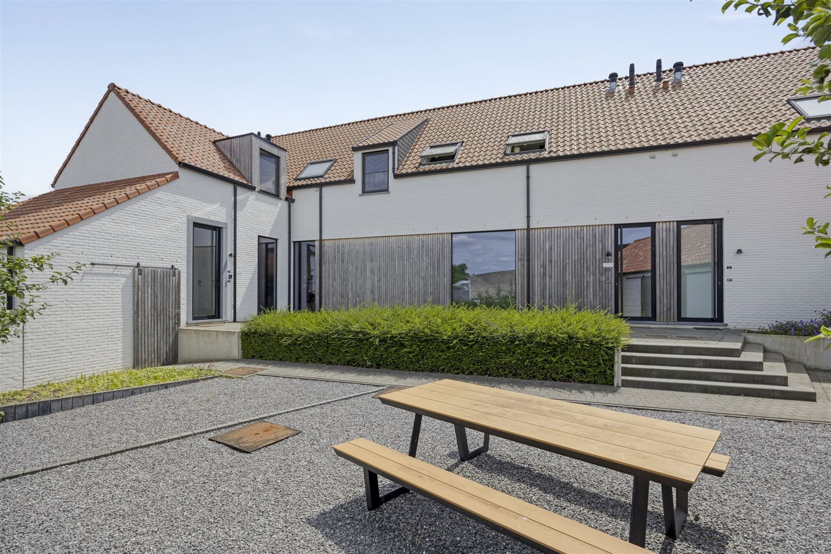 TE KOOP: Recente halfopen woning met tuin in Hoepertingen! foto {{pictureIndex}}