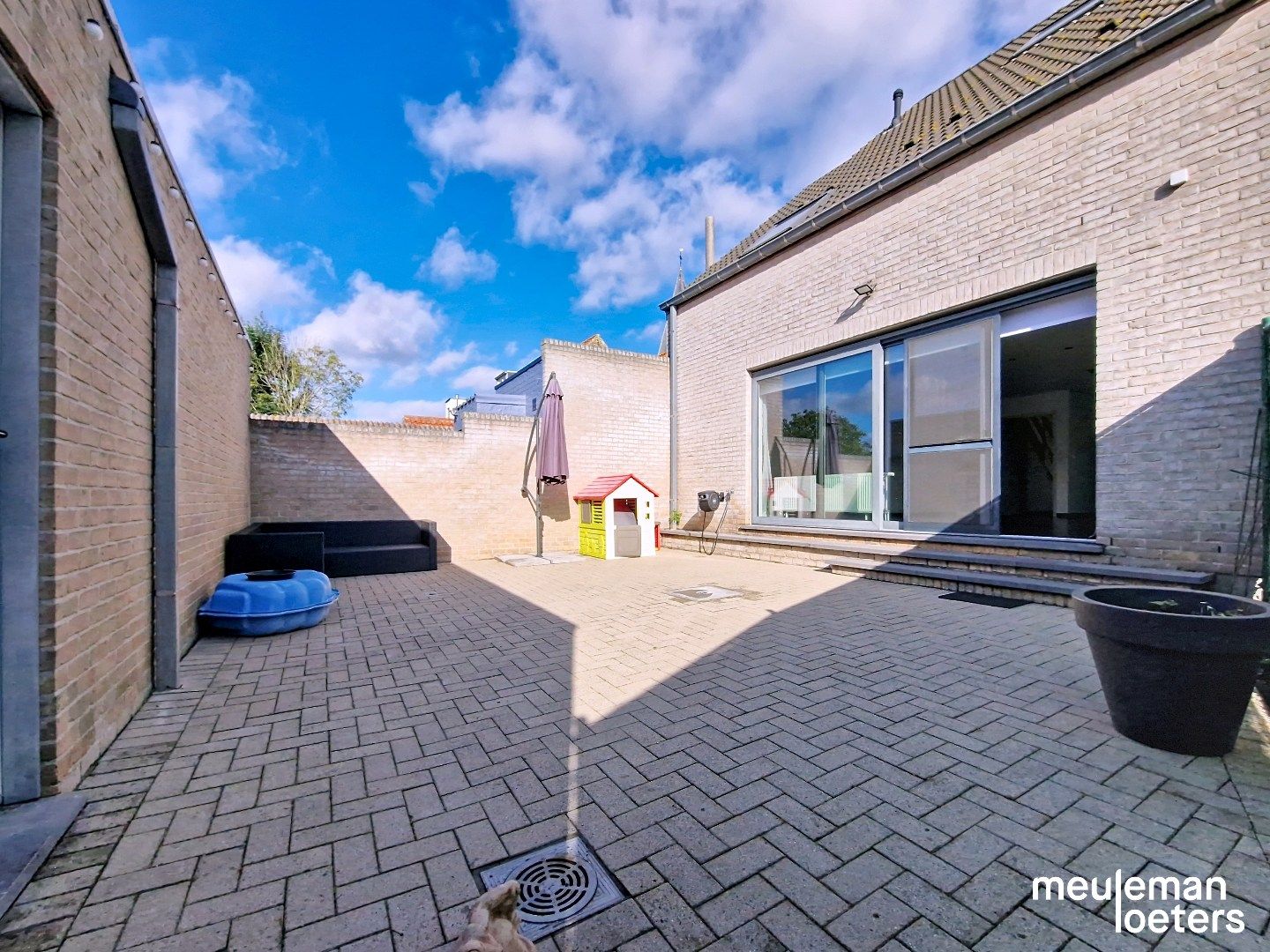 Ruime  halfopen woning met twee garages foto 2