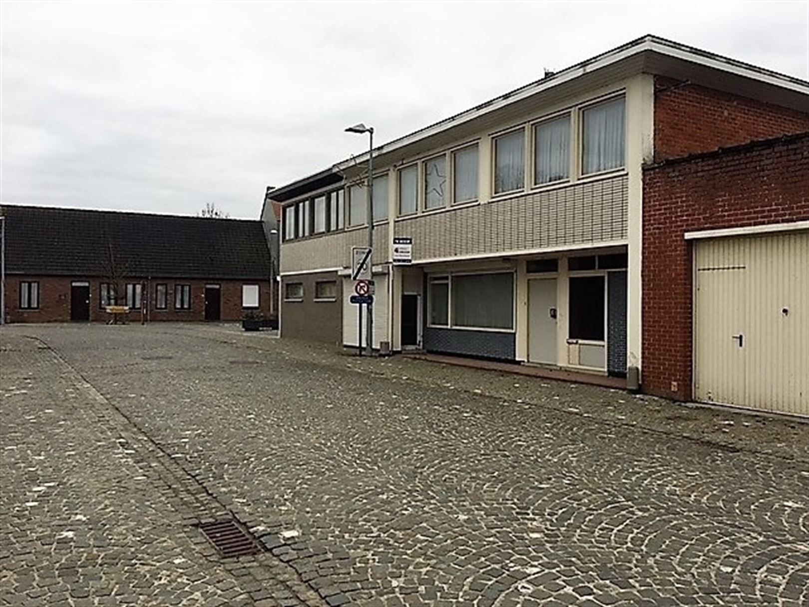 Hoofdfoto van de publicatie: Ruime woning te koop in centrum van Stavele!