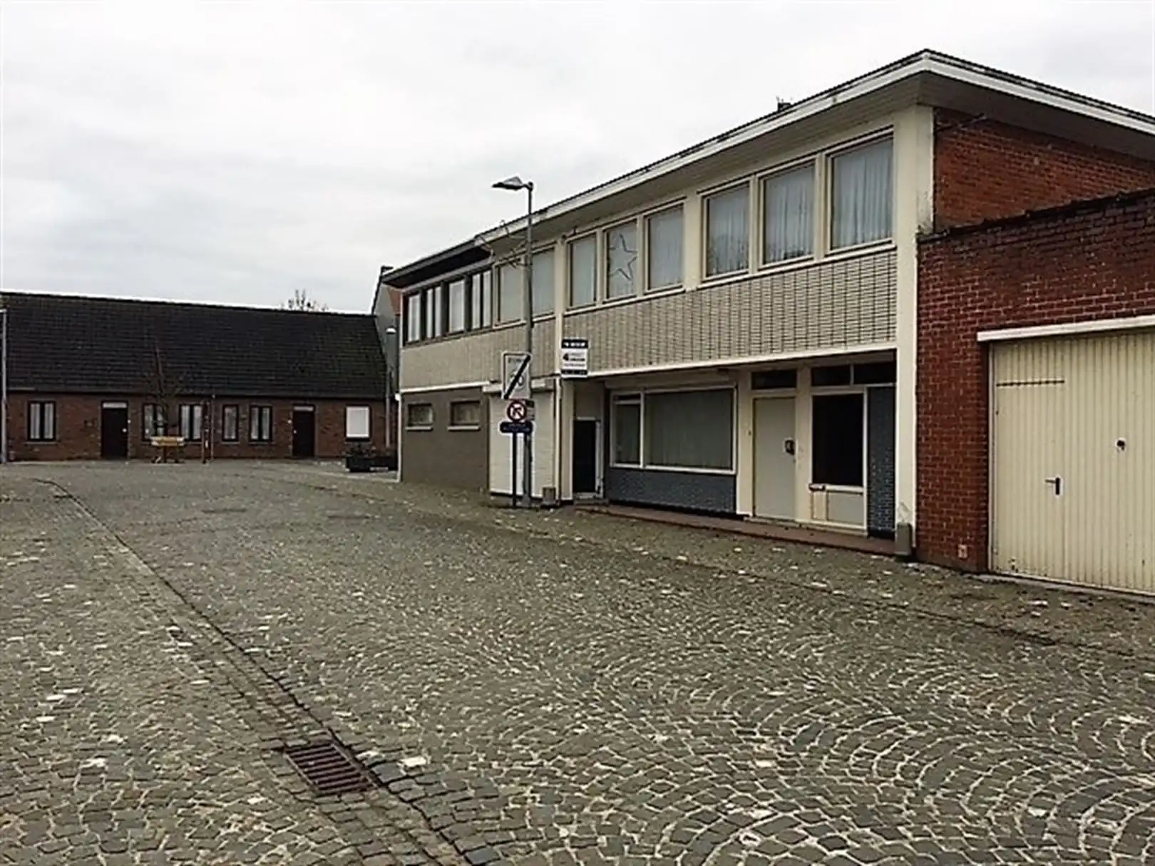 Hoofdfoto van de publicatie: Ruime woning te koop in centrum van Stavele!