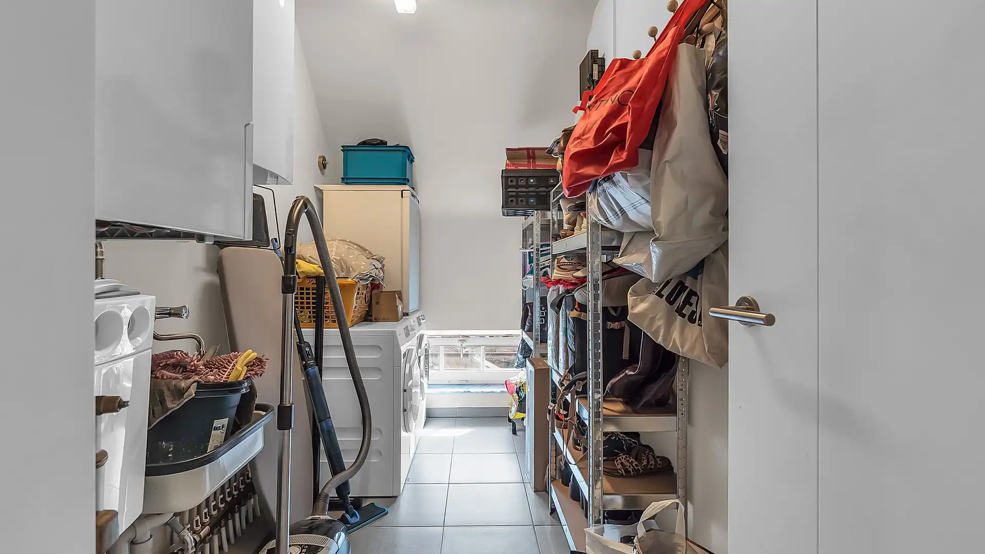 Unieke loft met terras en private parking. Uitstekende ligging aan de vernieuwde Markt. foto 17