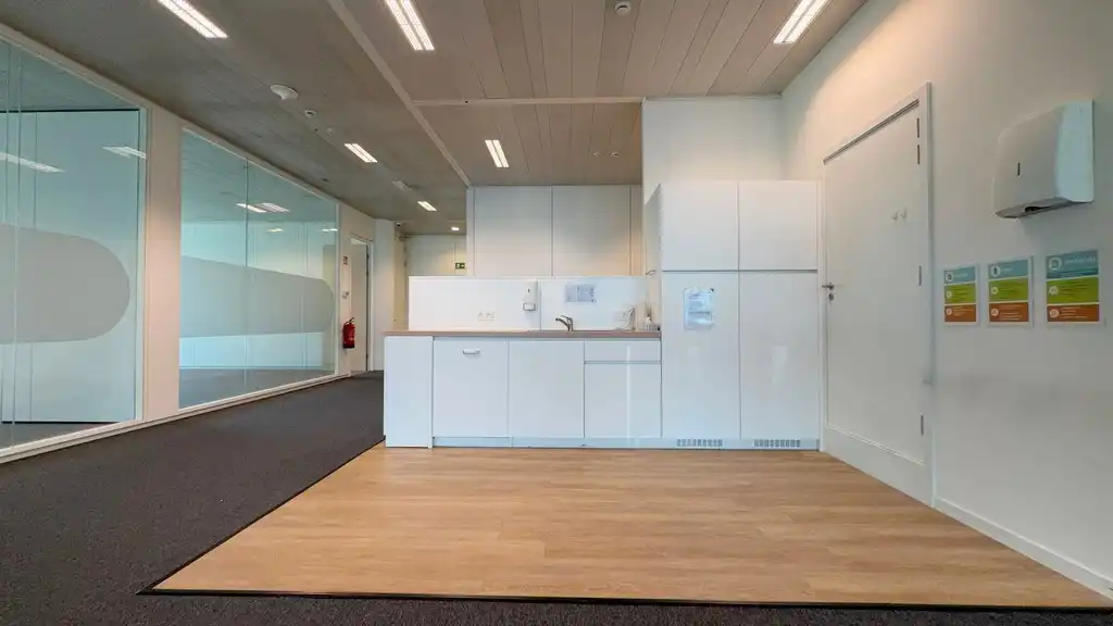 Instapklaar kantoorgelijkvloers te huur in Blue Towers in Gent foto 9