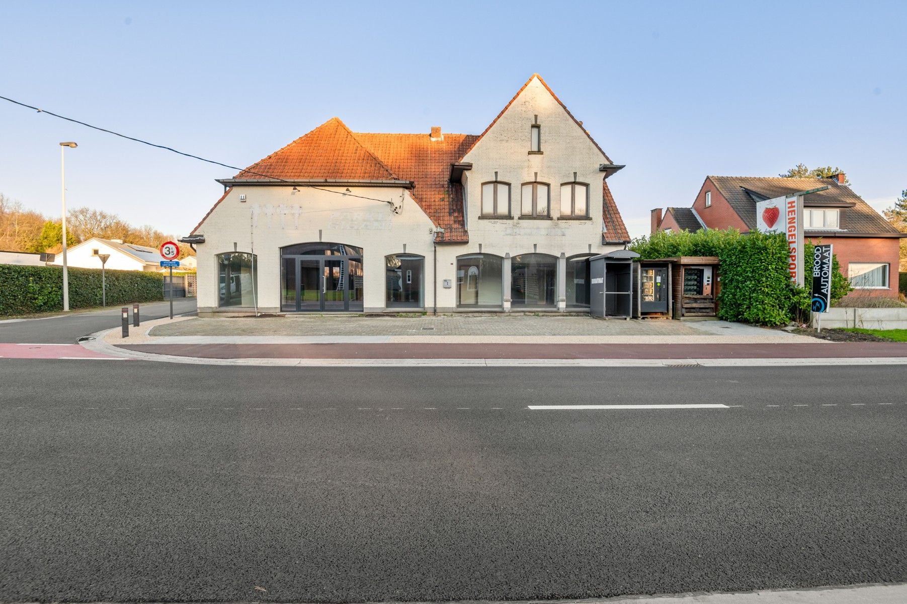 Hoofdfoto van de publicatie: Polyvalent handelshuis met ruime commerciële mogelijkheden