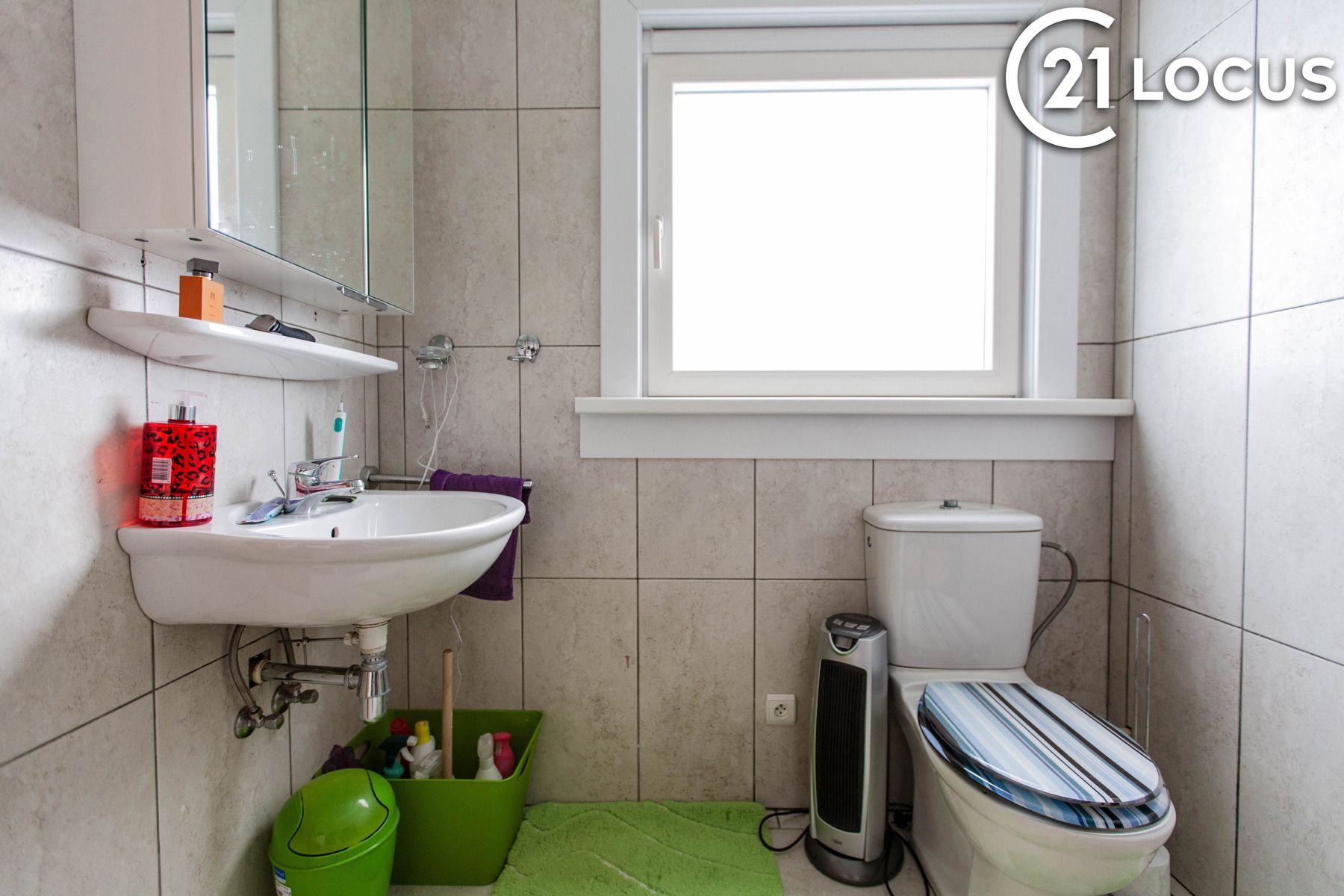 Op te frissen woning met grote weide , unieke kans in Beveren foto 3