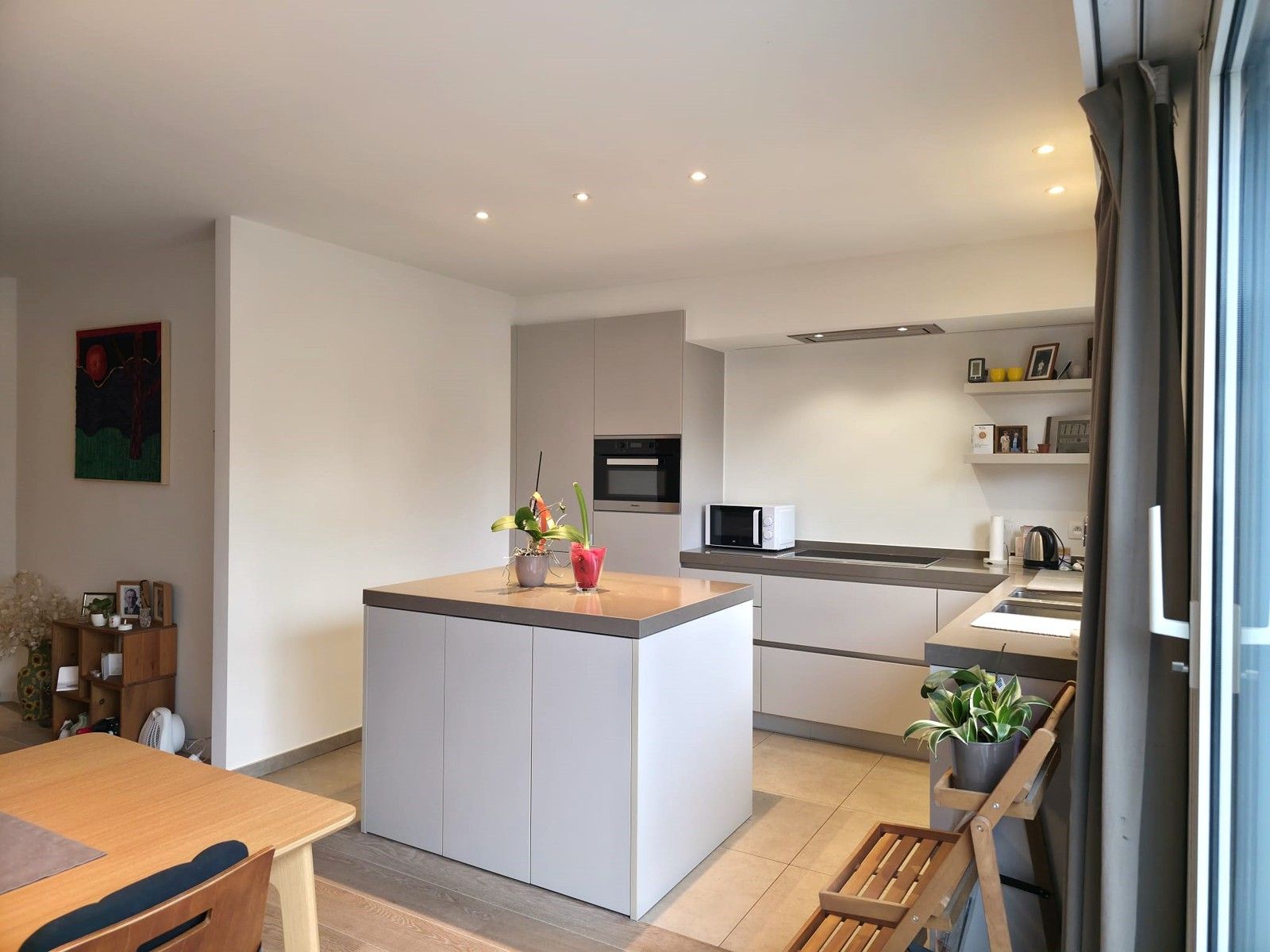 Prachtig appartement met 2 slaapkamers, ruim terras en garagebox in het hart van ’s-Gravenwezel foto 5