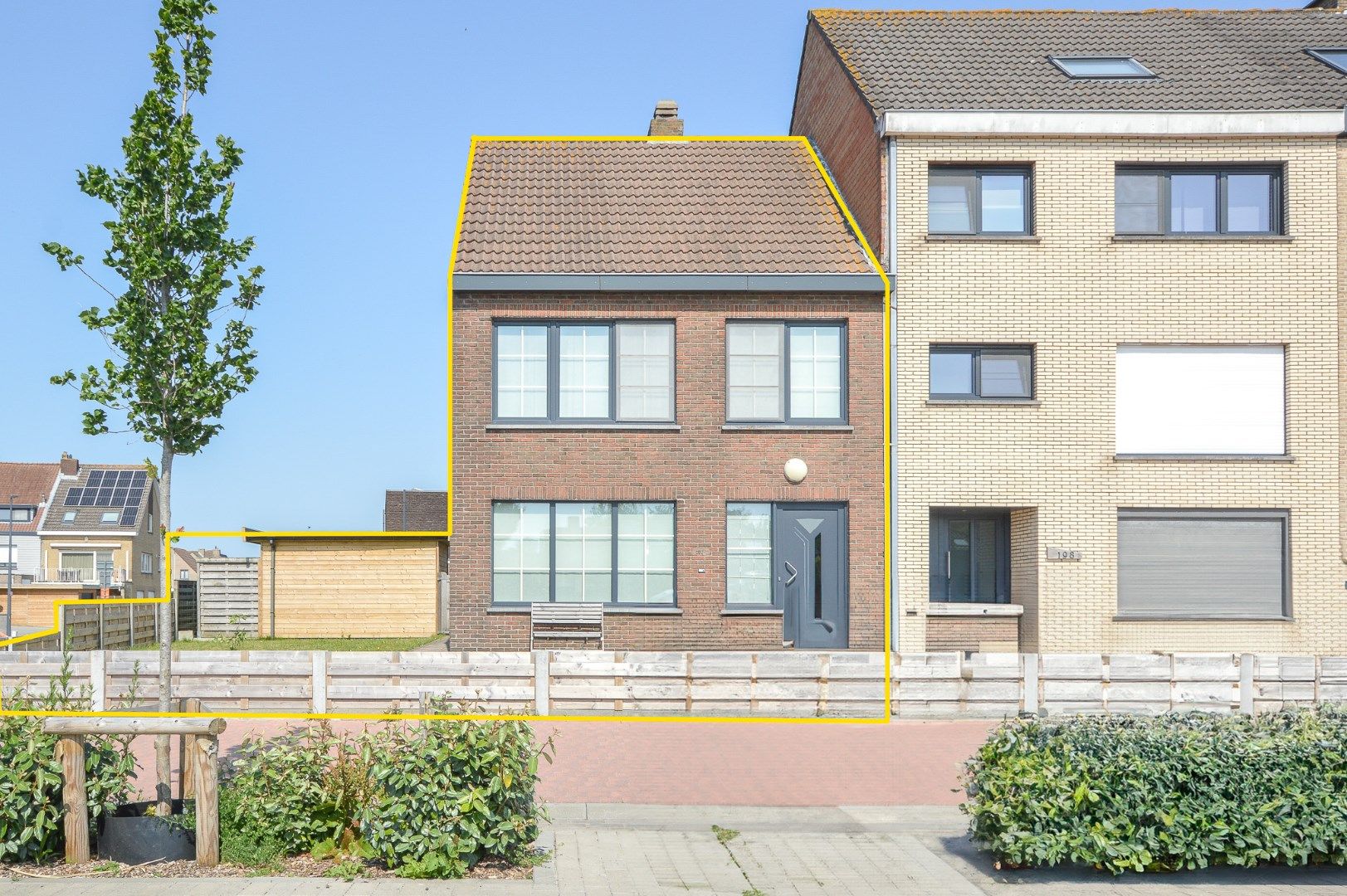 Halfopen bebouwing rand Oostende met tuin en garage foto {{pictureIndex}}
