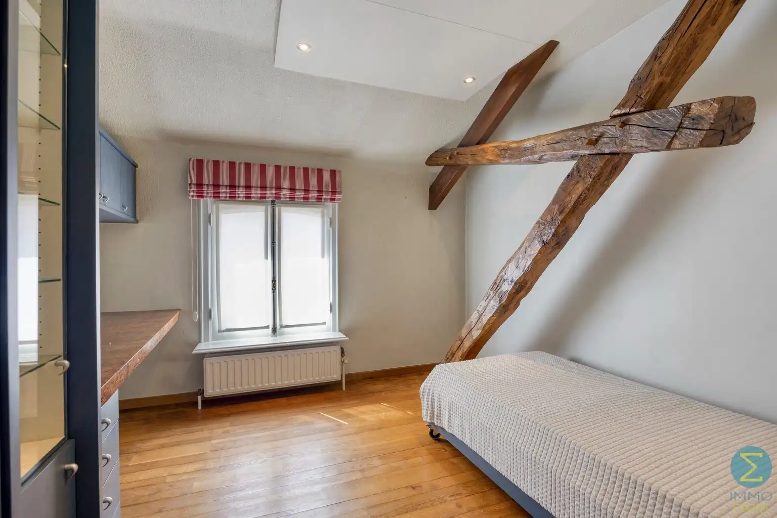 Karaktervolle herenwoning met zwembad en grote garage foto 20