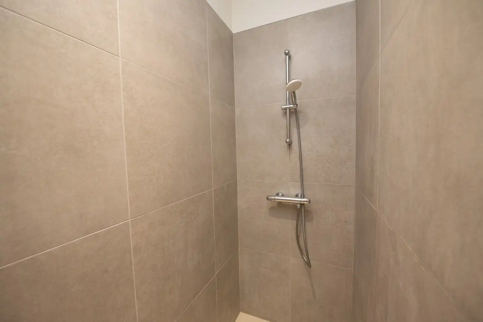 Prachtig gelijkvloers appartement van 147m² te Sint-Eloois-Vijve met tuintje en overdekt terras.  foto 15