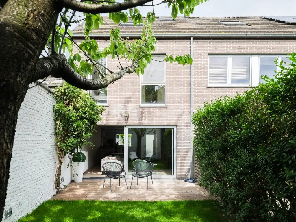 Duurzame stadswoning met 4 slaapkamers en zuidgerichte tuin nabij de Coupure foto {{pictureIndex}}