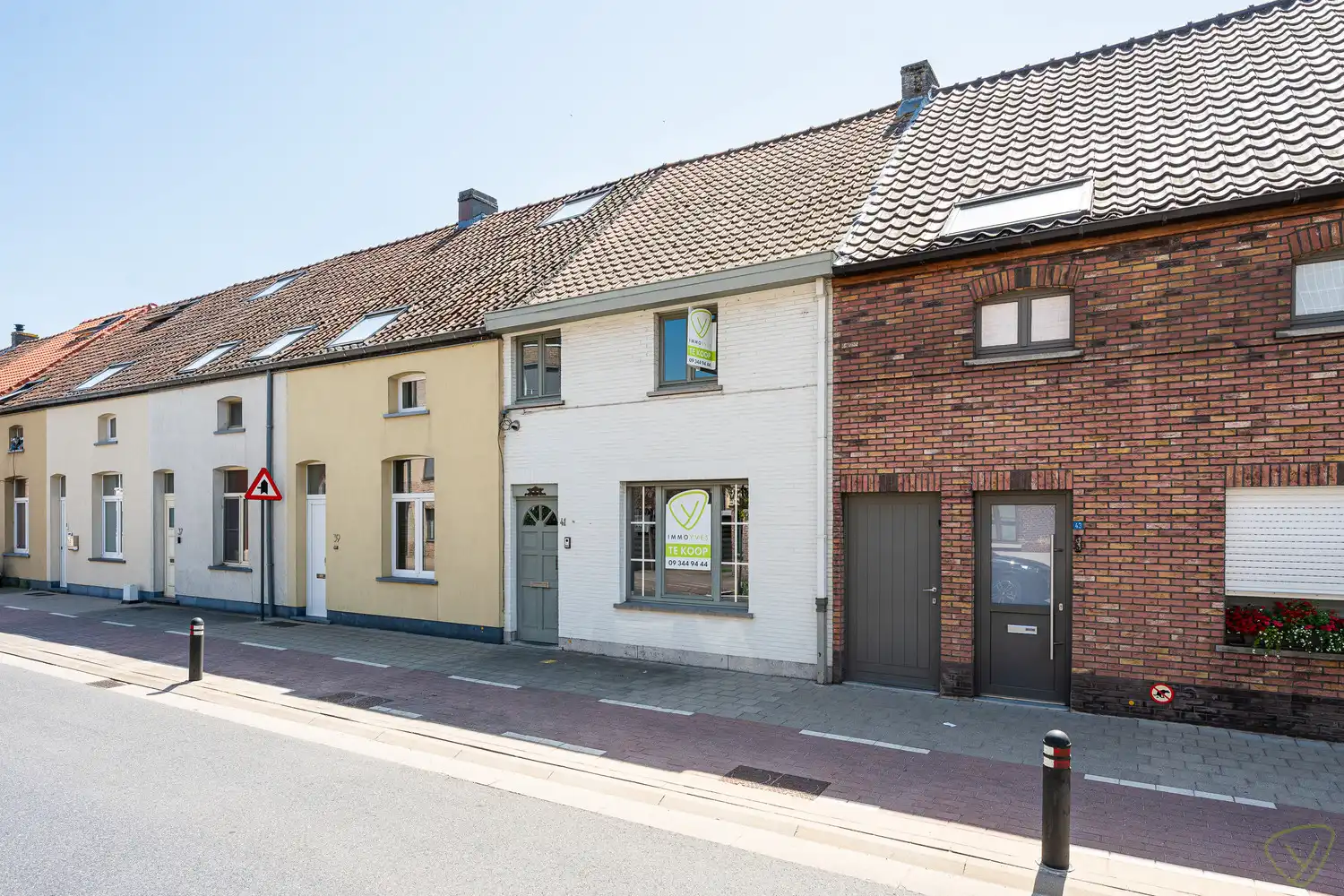 Gezellige instapklare woning met zonnig koertje in Eeklo! foto {{pictureIndex}}