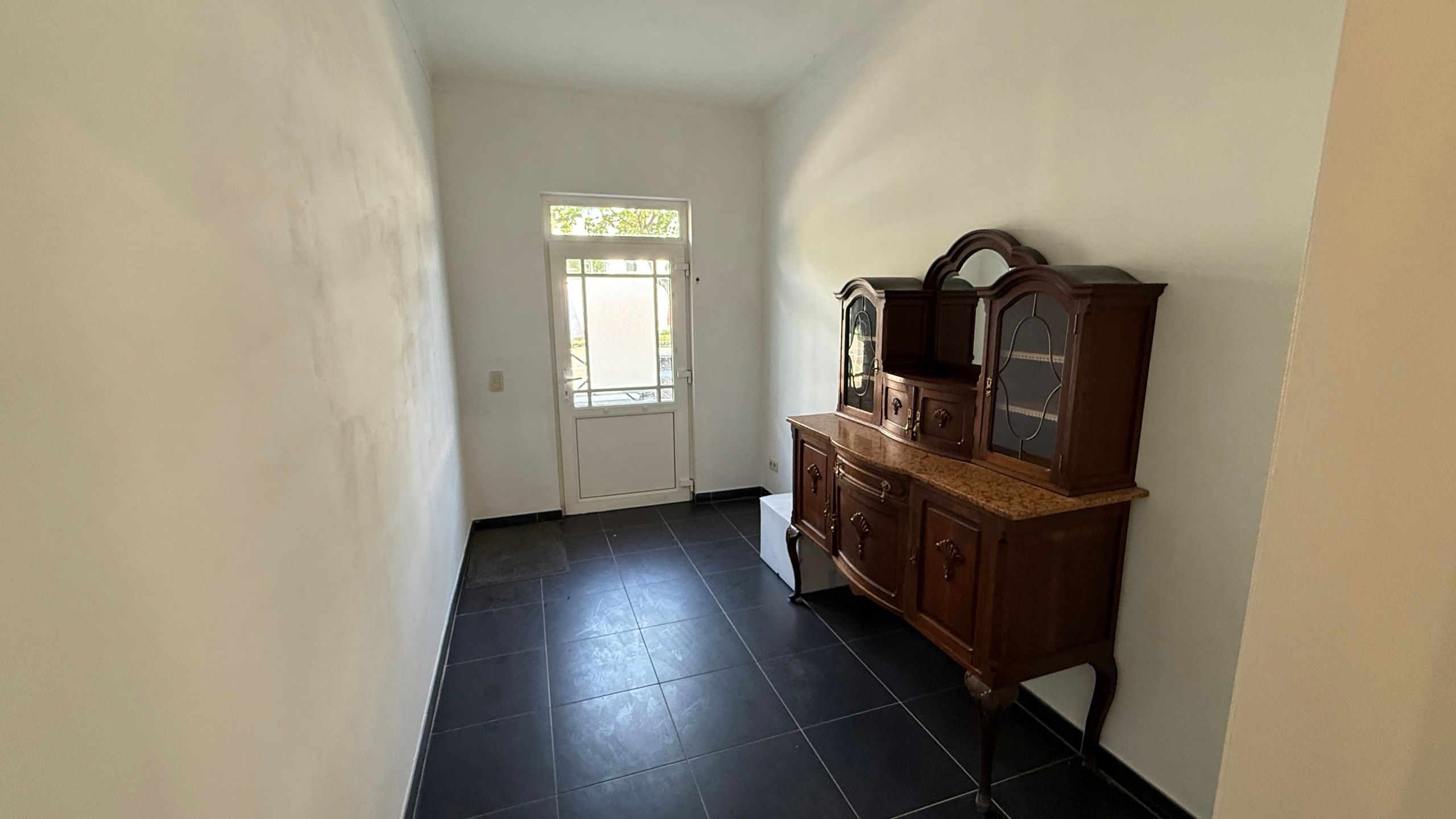 Gedeeltelijk gerenoveerde rijwoning op toplocatie foto 2