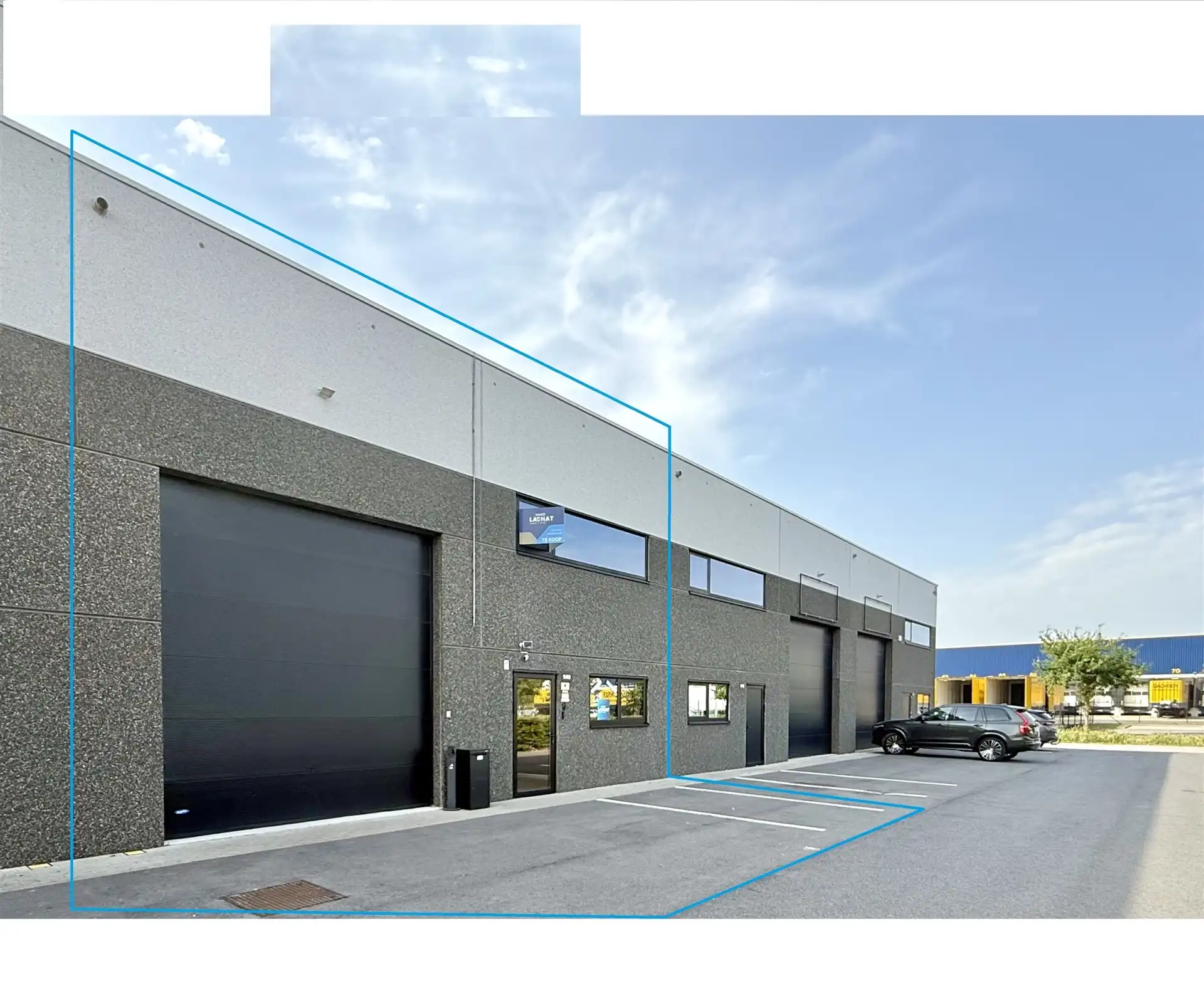 Ingerichte KMO-unit met burelen en magazijnen foto {{pictureIndex}}