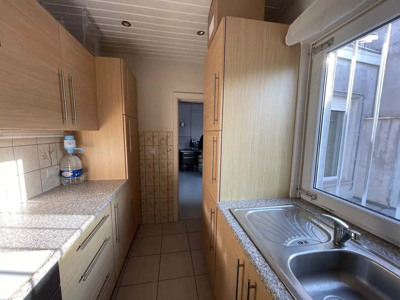 Handelsgelijkvloers met koer en bovengelegen appartement foto 13