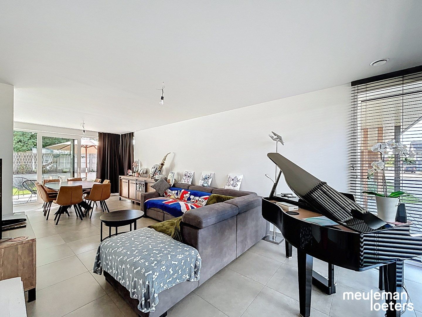 Recente woning op rustige locatie en carport foto 4