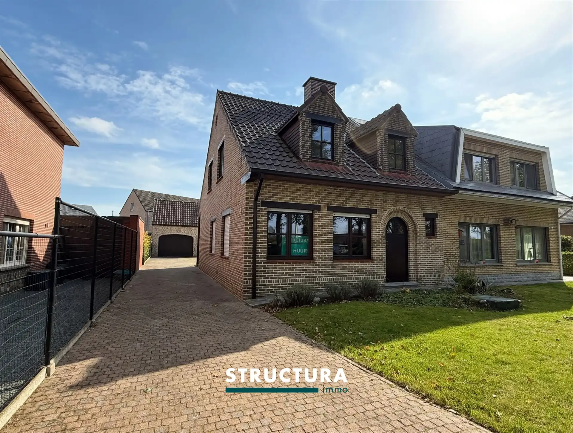 Halfopen woning met ruime garage  foto {{pictureIndex}}