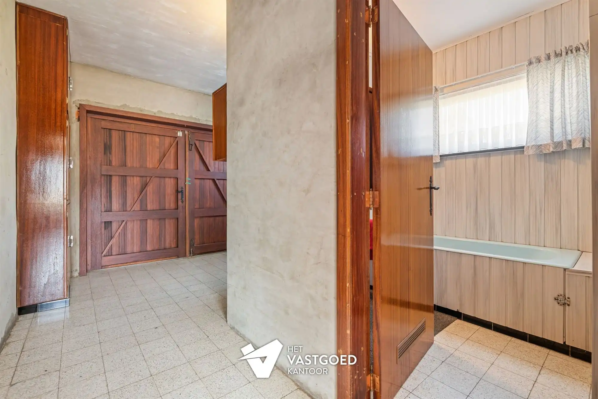 RUIME, STATIGE WONING OP GROENE LIGGING MET RUIM PERCEEL foto 9