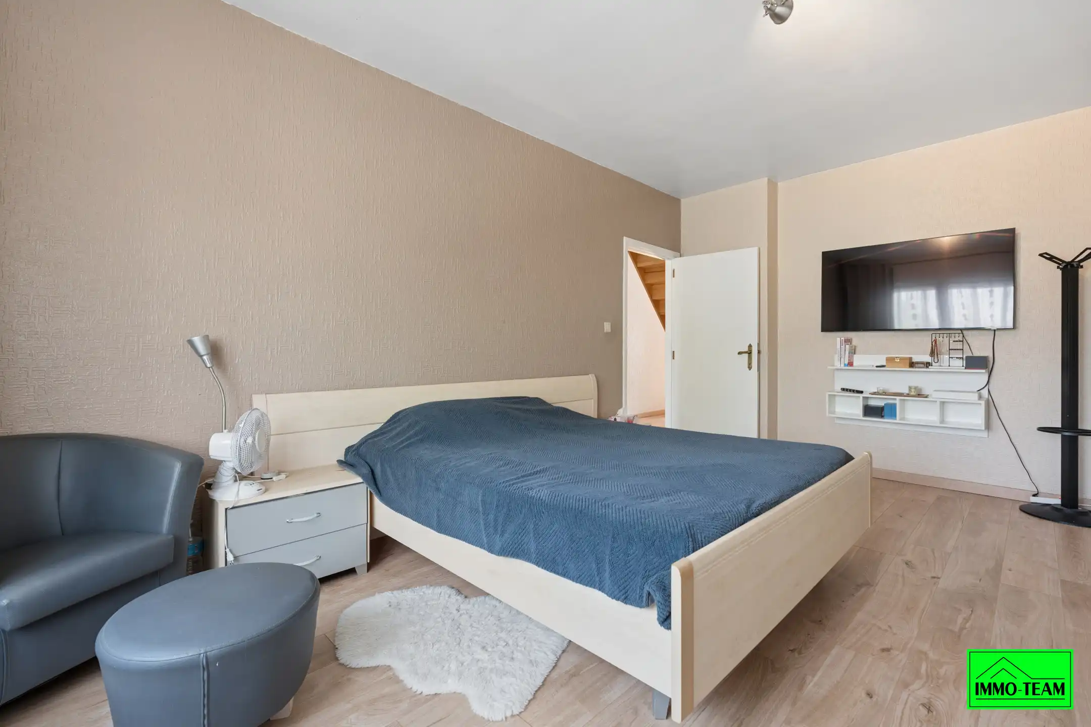 Ruime gedeeltelijk vernieuwde 2-gevel op gunstige locatie foto 13