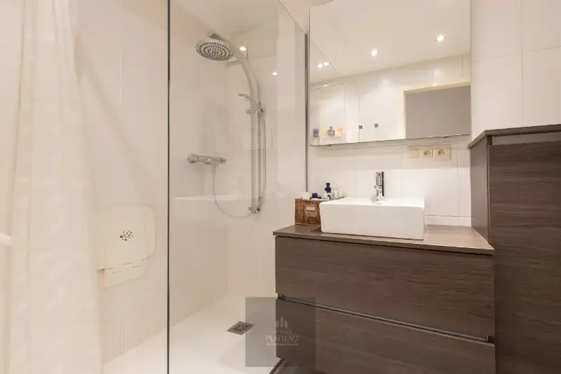 Prachtig appartement met 3 slpk en grote terrassen, zeer centraal gelegen te Nieuwpoort-Stad op slechts 150m van de markt. foto 20