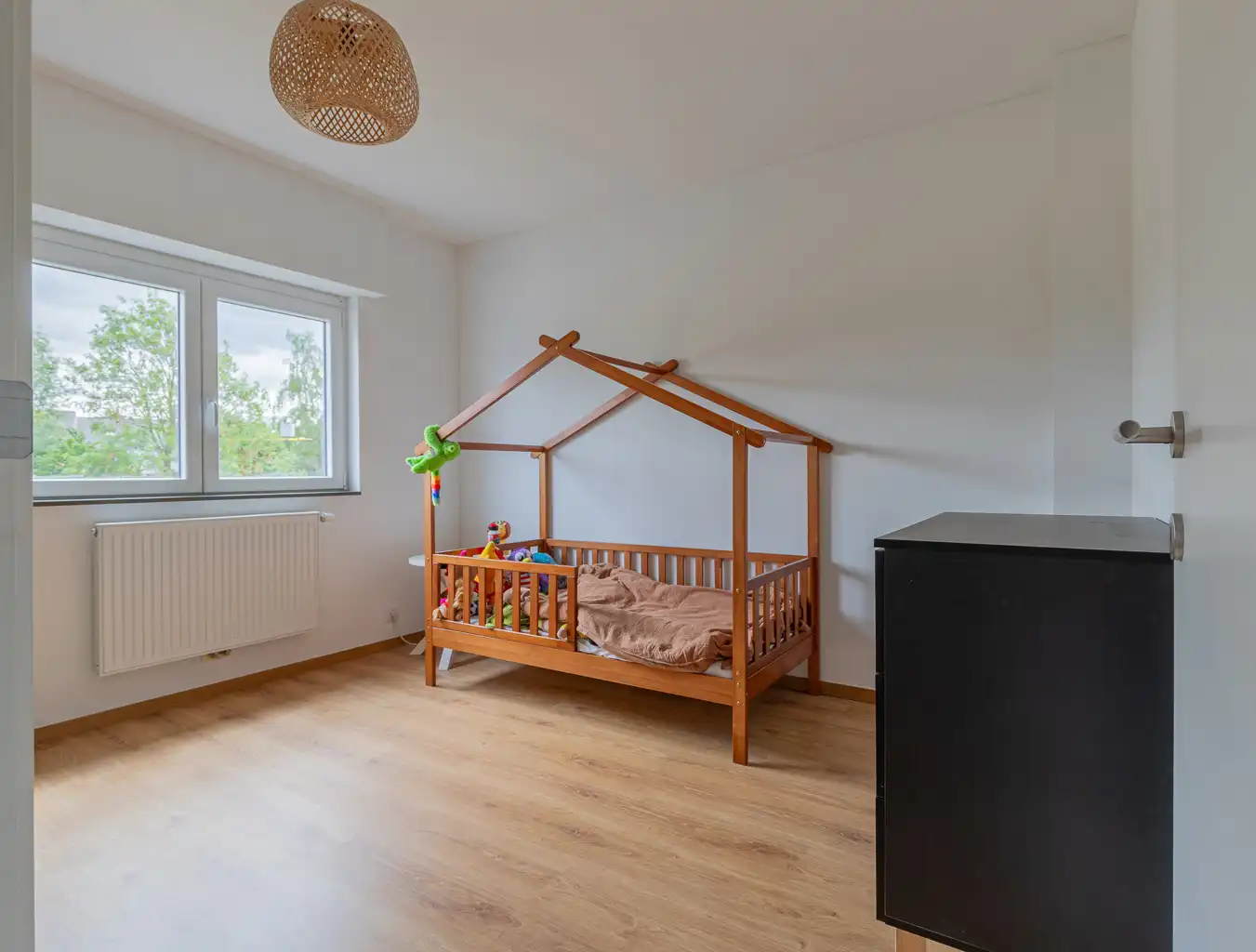 Recente driegevelwoning met zonnepanelen en vloerverwarming foto 16