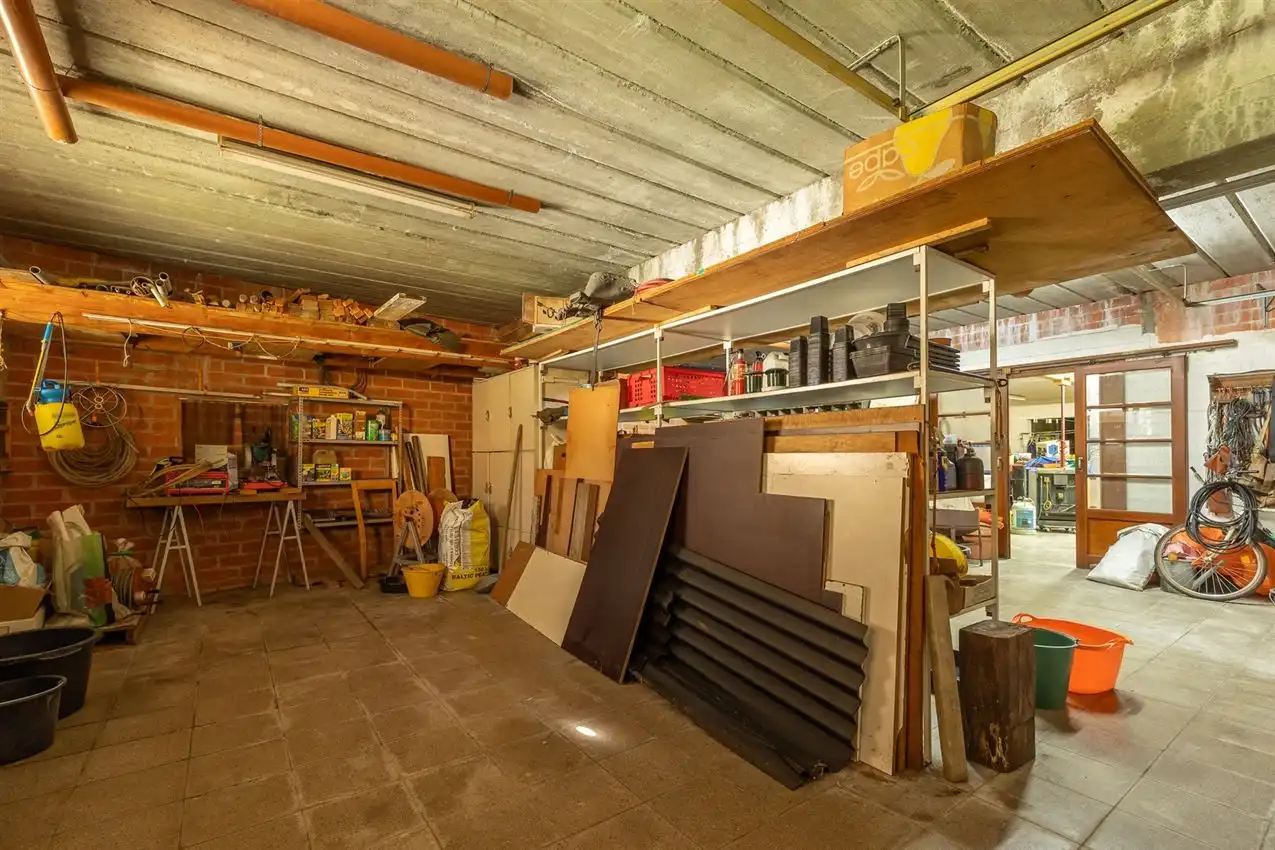 Handspand met ruime woonst en magazijn foto 18