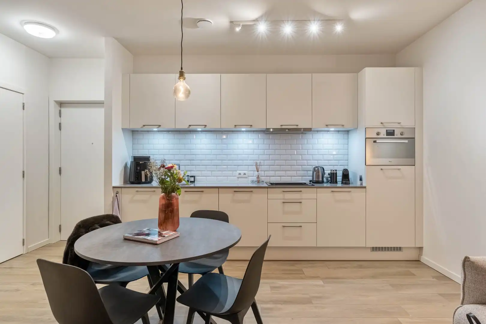 QUARTIER BLEU - Stijlvol 1-slaapkamerappartement met gezellig terras, op topligging nabij het centrum. foto 4