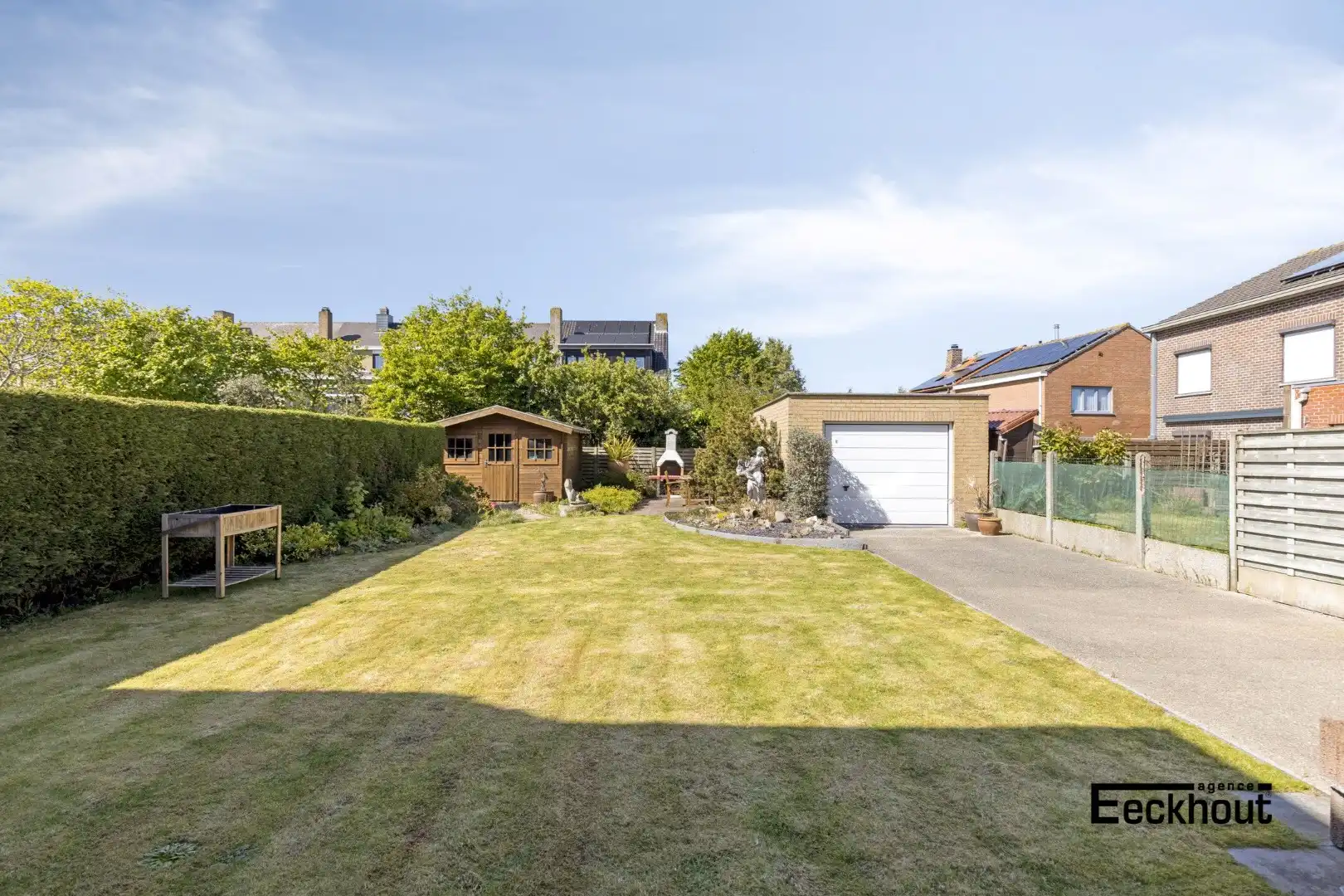 Rustig gelegen woning met zonnige tuin en ruime garage! foto 2