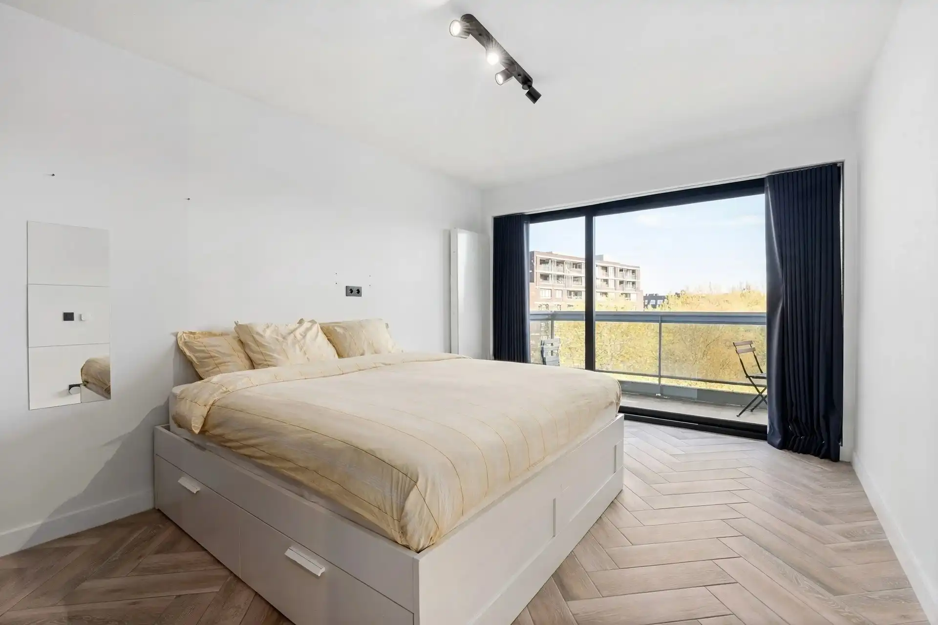 Gerenoveerd appartement met ruim terras foto 8