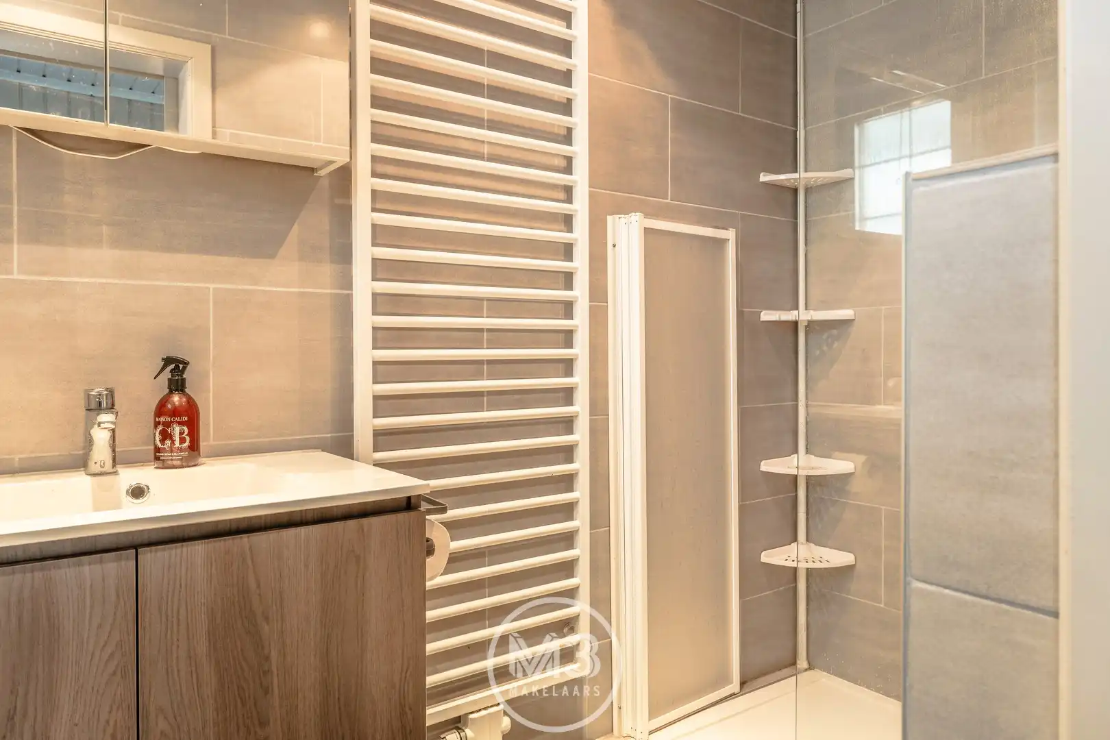 Ruime bel-étage woning met grote tuin foto 6