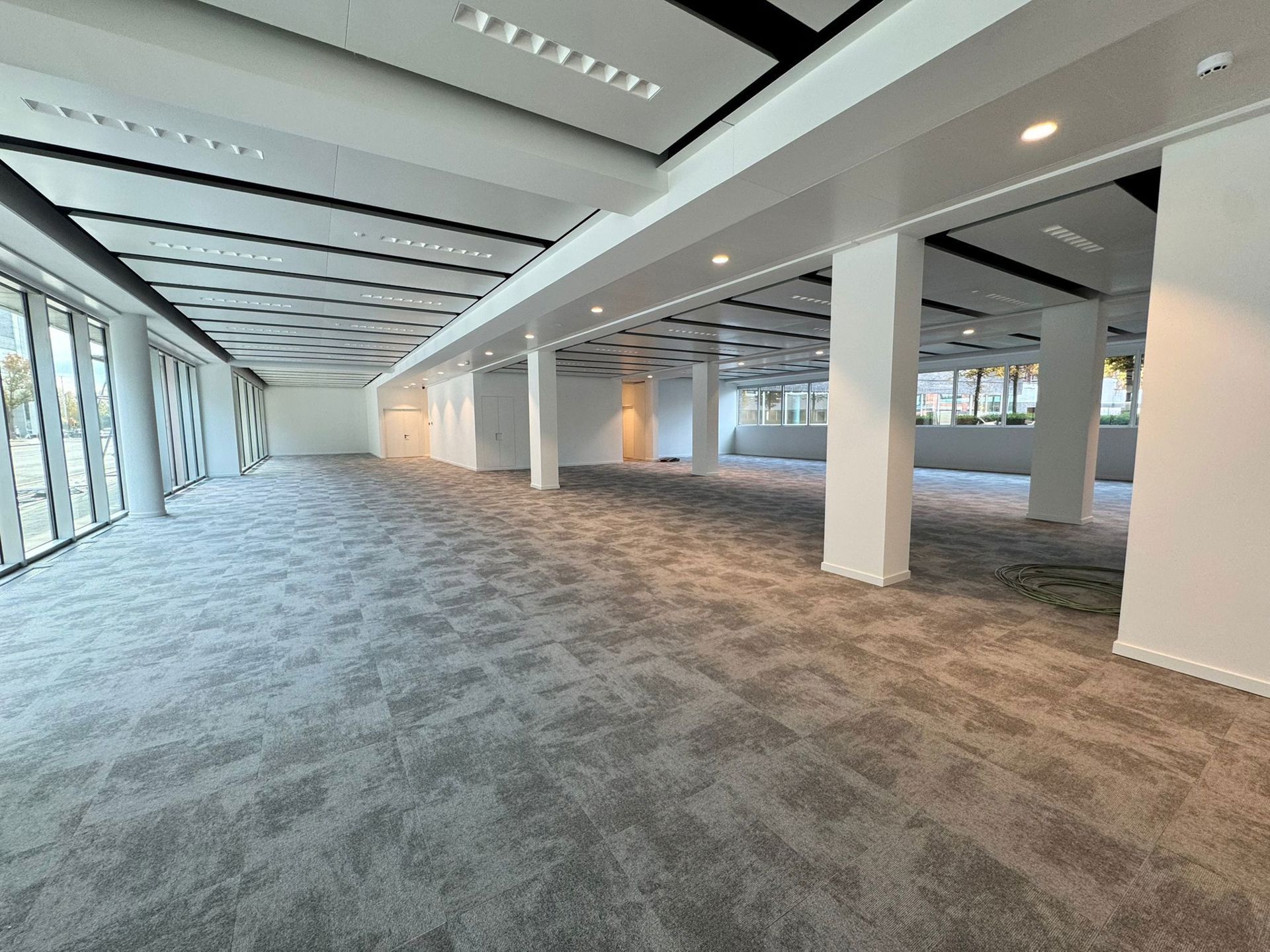 Modern gelijkvloers kantoor te huur te Antwerpen-Berchem foto 3