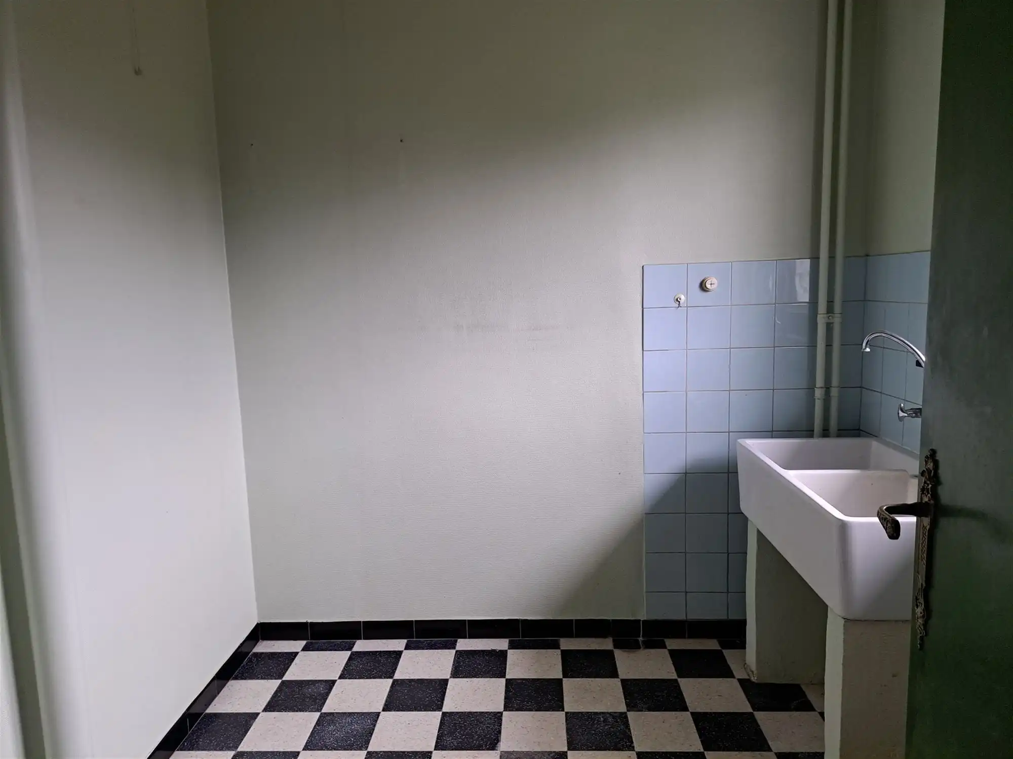 Villa met 4 slaapkamers, grote garage, veel parkeergelegenheid en een afgesloten tuin. foto 9