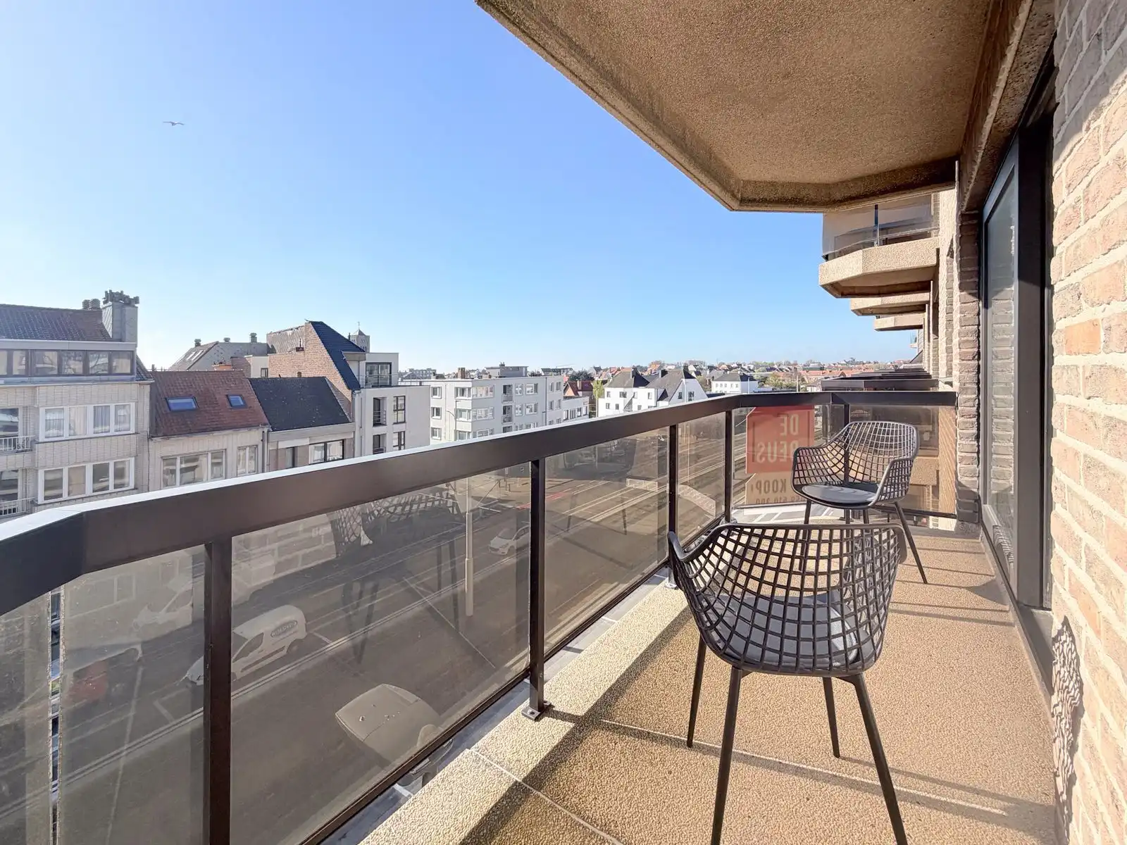 TOPAANBOD! Gerenoveerd hoekappartement met terras , 3 slaapkamers, vlakbij zee foto 3