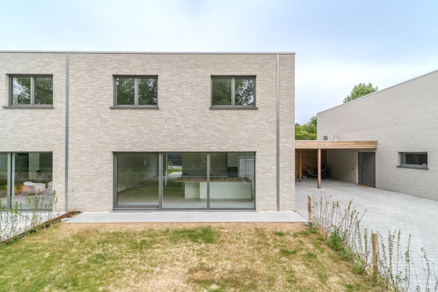 KOKSIJDE: Energiezuinige en kwalitatief afgewerkte nieuwbouwwoning met 3 slaapkamers, carport en gezellig tuintje op 317m² grondopp. foto 2