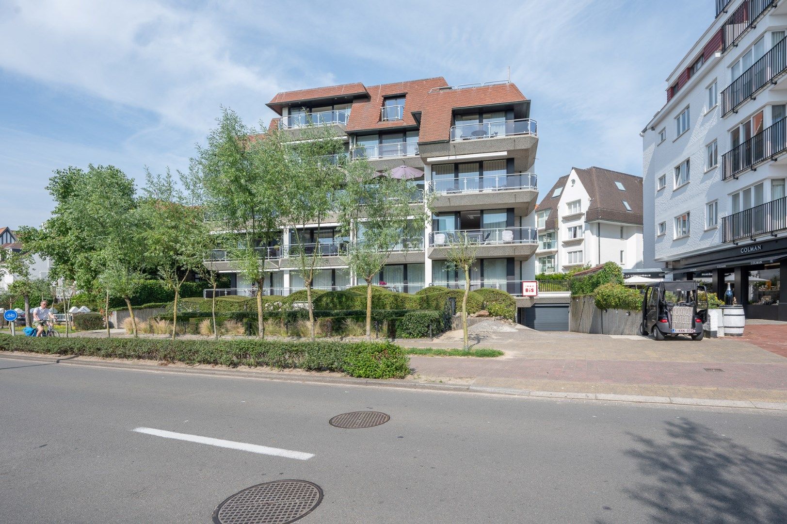Ongemeubeld hoekappartement in hartje Zoute nabij het Albertplein foto 2