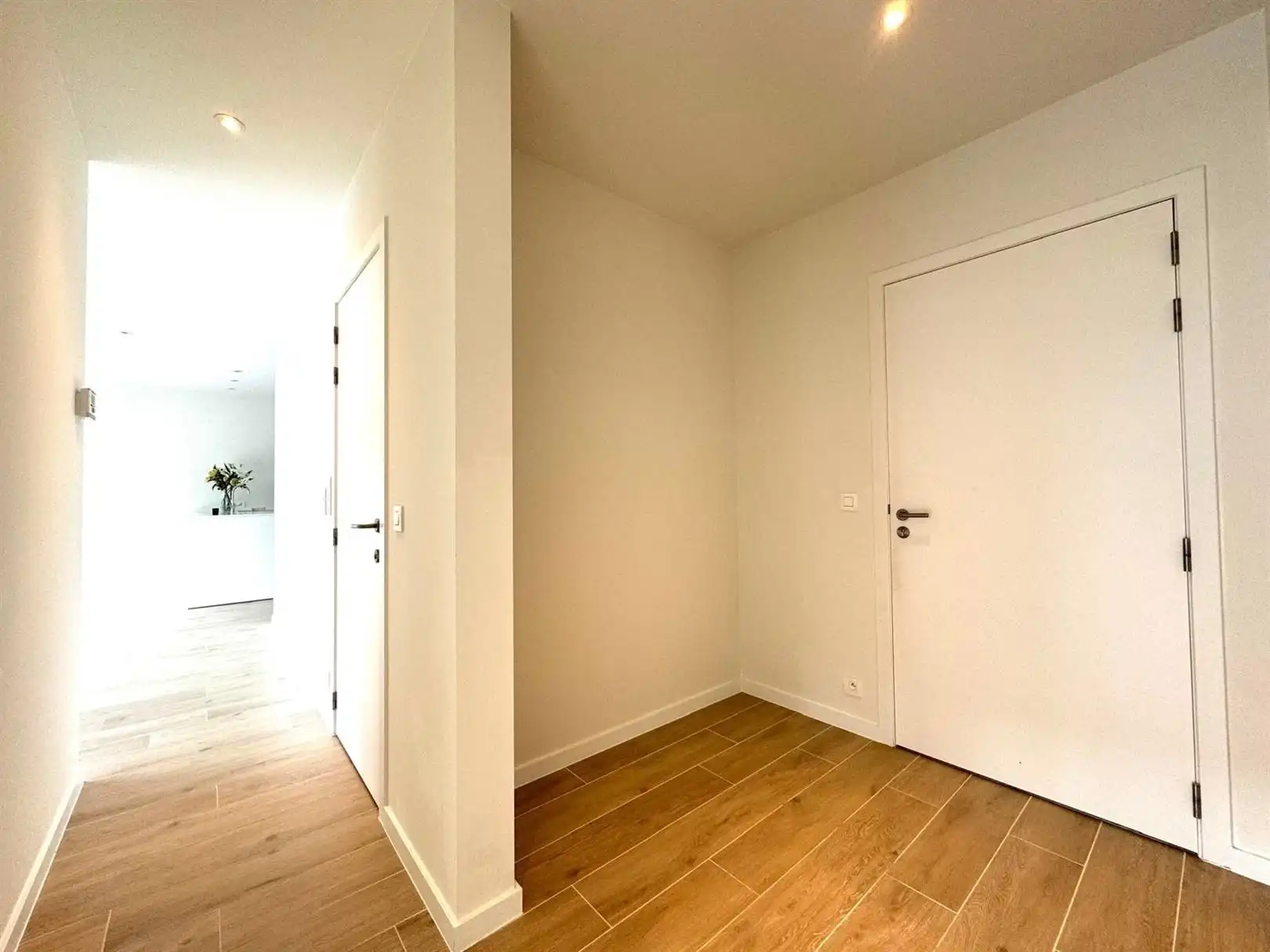 Appartement met twee slaapkamers, groot terras en autostaanplaats foto 12