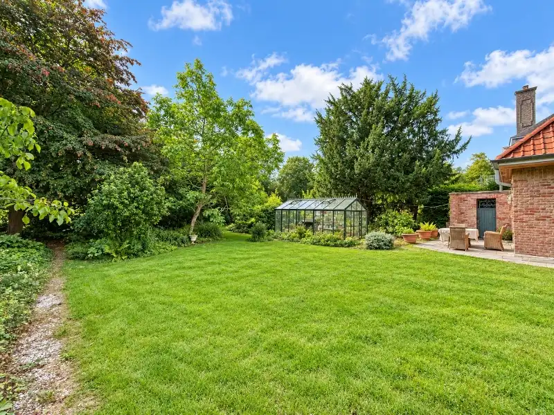 Klassevolle villa met royale ruimtes en mooie tuin in een residentiële buurt foto 26