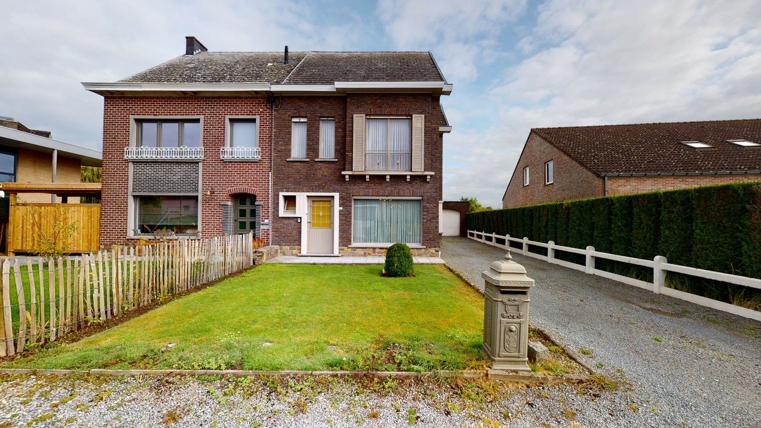 Hoofdfoto van de publicatie: Ruime, verder te renoveren woning te koop!